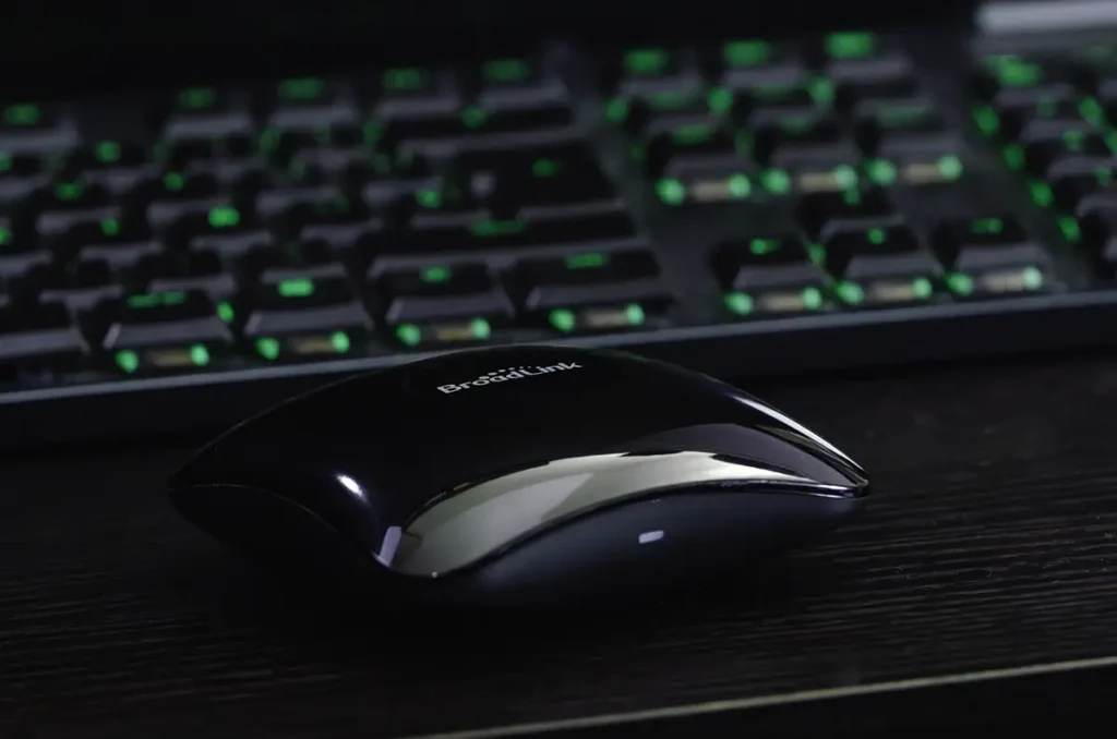 BroadLink RM4 Pro sobre un escritorio, con teclado al fondo