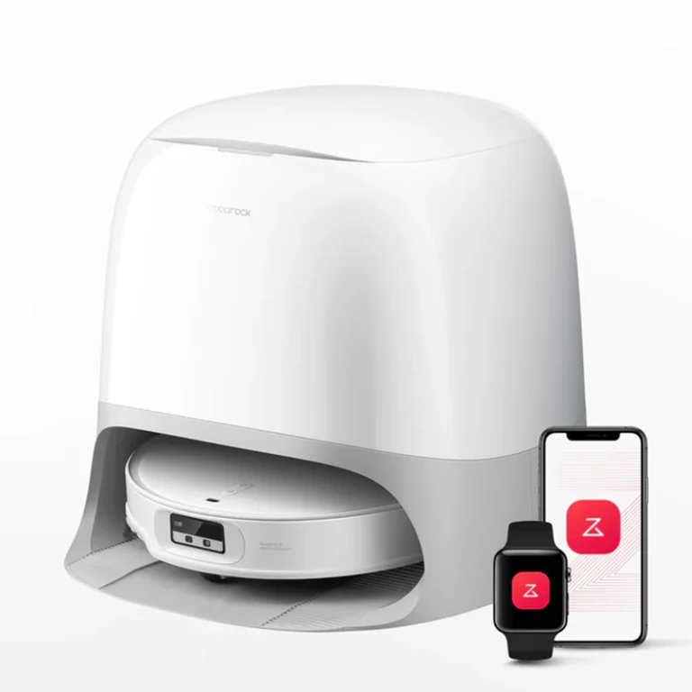 Imagen del Roborock Qrevo CurvX, un robot aspirador de diseño ultrafino, en su base multifuncional 3.0 Thermo+. La imagen destaca su conectividad con la app de Roborock, visible en un smartphone y un Apple Watch.