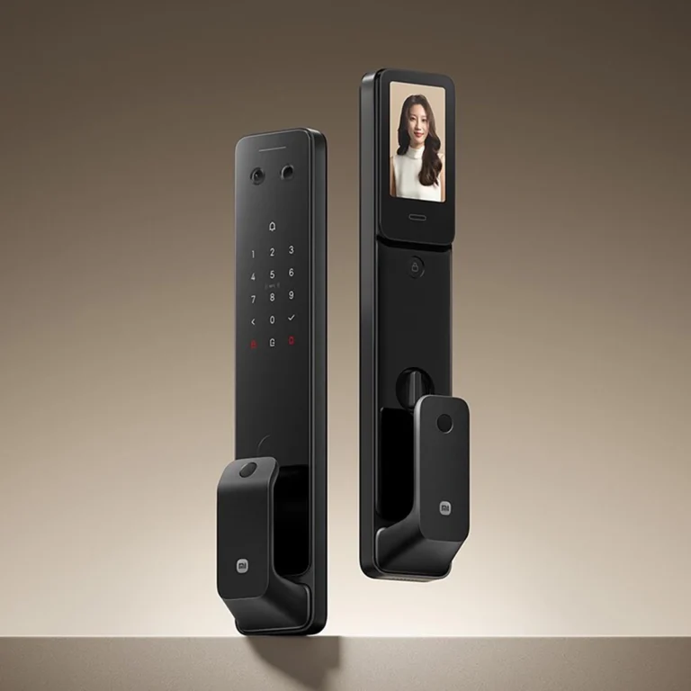 Vista exterior e interior de la cerradura Xiaomi con pantalla y teclado numérico.