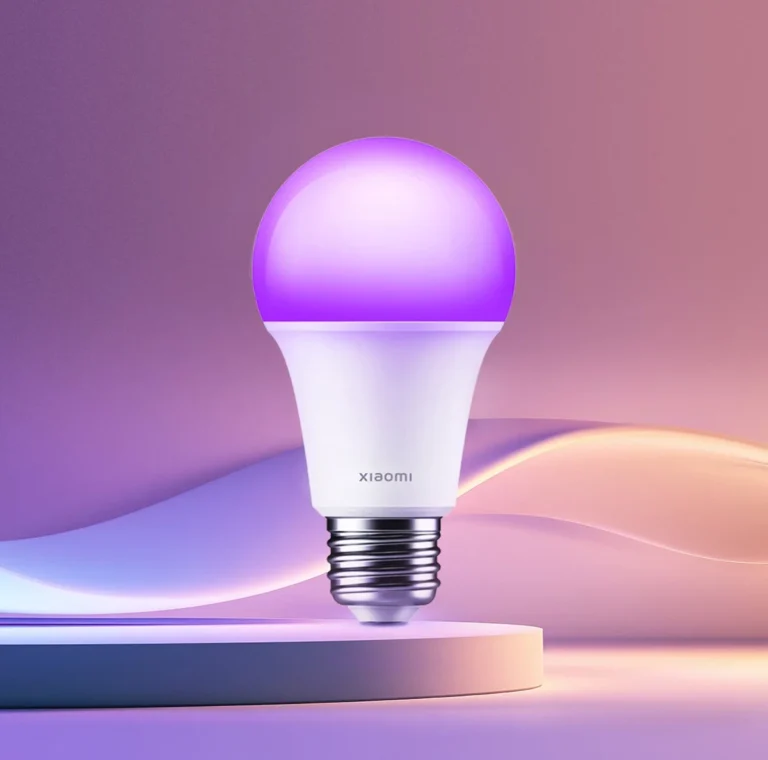Bombilla inteligente Xiaomi Smart LED Bulb White and Color, encendida con una luz púrpura vibrante sobre un pedestal de estudio.