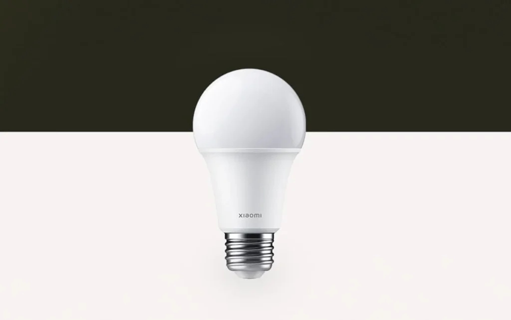 Bombilla inteligente Xiaomi Smart LED Bulb en su versión de solo luz blanca, apagada, con un diseño minimalista sobre un fondo de dos tonos.