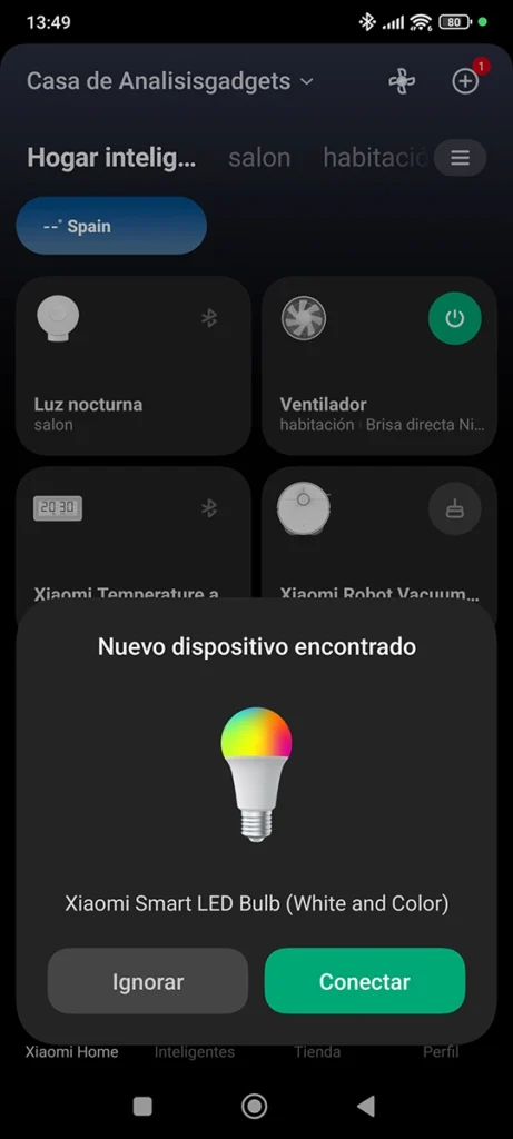 Captura de pantalla de la aplicación Xiaomi Home mostrando la detección automática de la bombilla Xiaomi Smart LED Bulb. Una ventana emergente dice 'Nuevo dispositivo encontrado' y ofrece la opción de 'Conectar'.