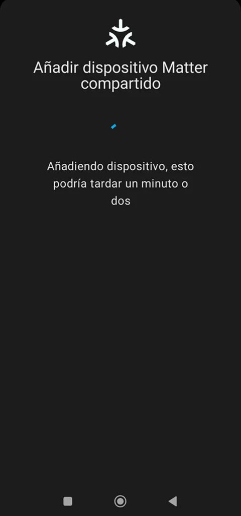 Captura de pantalla que muestra el proceso de emparejamiento de un dispositivo a través de Matter. La interfaz, con el logo de Matter, indica que se está 'Añadiendo dispositivo' y que el proceso puede tardar unos minutos.