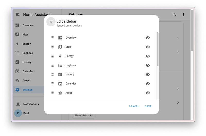 La nueva interfaz para editar la barra lateral de Home Assistant, mostrada en un diálogo emergente. El panel permite reordenar y ocultar elementos, y destaca la nueva función de que la configuración se sincroniza en todos los dispositivos.
