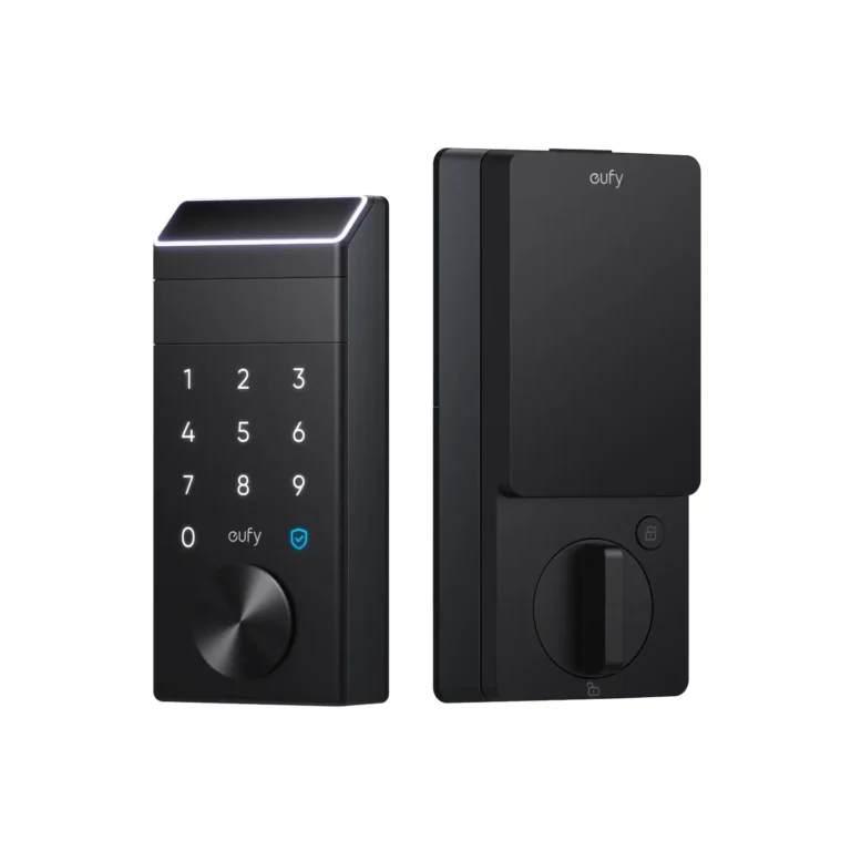 Las unidades exterior e interior de la cerradura inteligente Eufy FamiLock E34. La parte exterior muestra el teclado numérico y el dial, mientras que la interior presenta el pestillo manual.