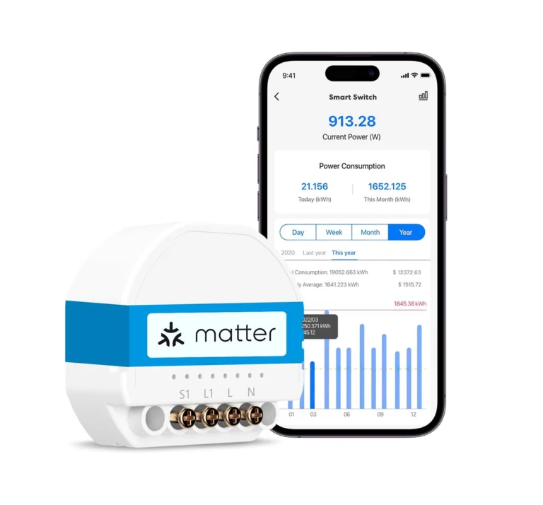 Módulo de relé inteligente Meross MSS815MA para domótica, compatible con Matter, Apple Home y Alexa. En la imagen se ve el dispositivo y la app de Meross, que detalla la potencia (W) y el consumo histórico (kWh) de una lámpara o electrodoméstico.