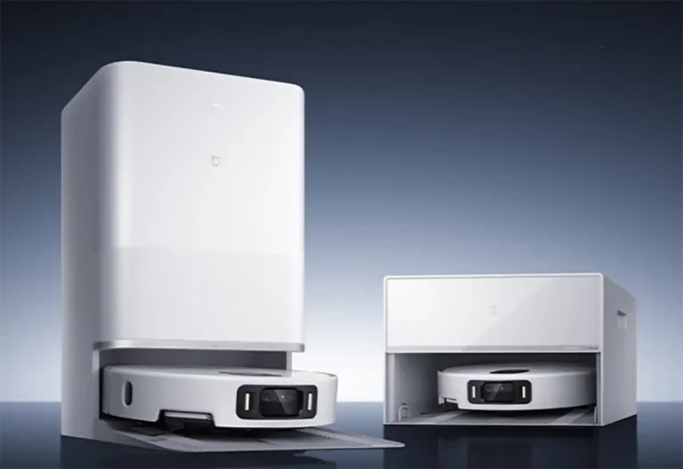 Robot aspirador y fregasuelos Xiaomi Mijia 5 Pro con su cámara AI, mostrando sus dos bases de autolimpieza: la estación vertical y la versión empotrada.