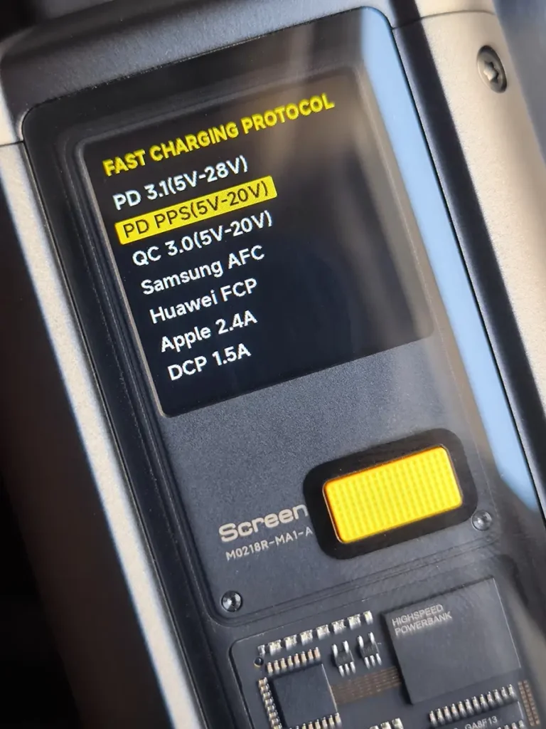 Primer plano detallado de la pantalla a color de la Xiaomi 212W Power Bank. La pantalla muestra el menú 'FAST CHARGING PROTOCOL' con una lista de estándares compatibles, y la opción 'PD PPS (5V-20V)' está resaltada en un recuadro amarillo, indicando su selección o compatibilidad.