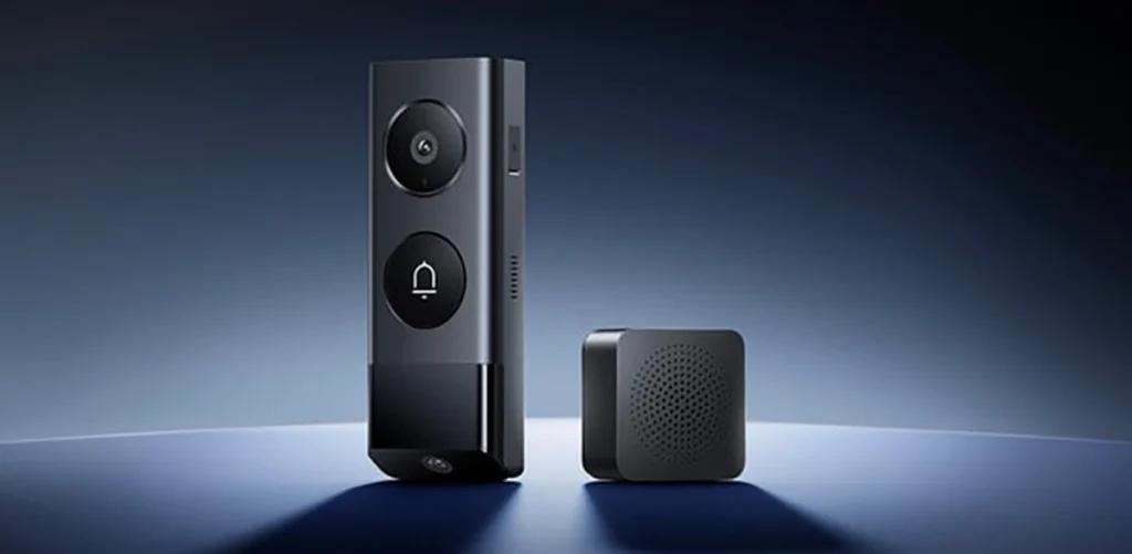 Timbre inteligente Xiaomi Smart Doorbell 4 Pro con su función de visión nocturna. La cámara de seguridad y el receptor de audio se muestran en color negro sobre un fondo azul oscuro.
