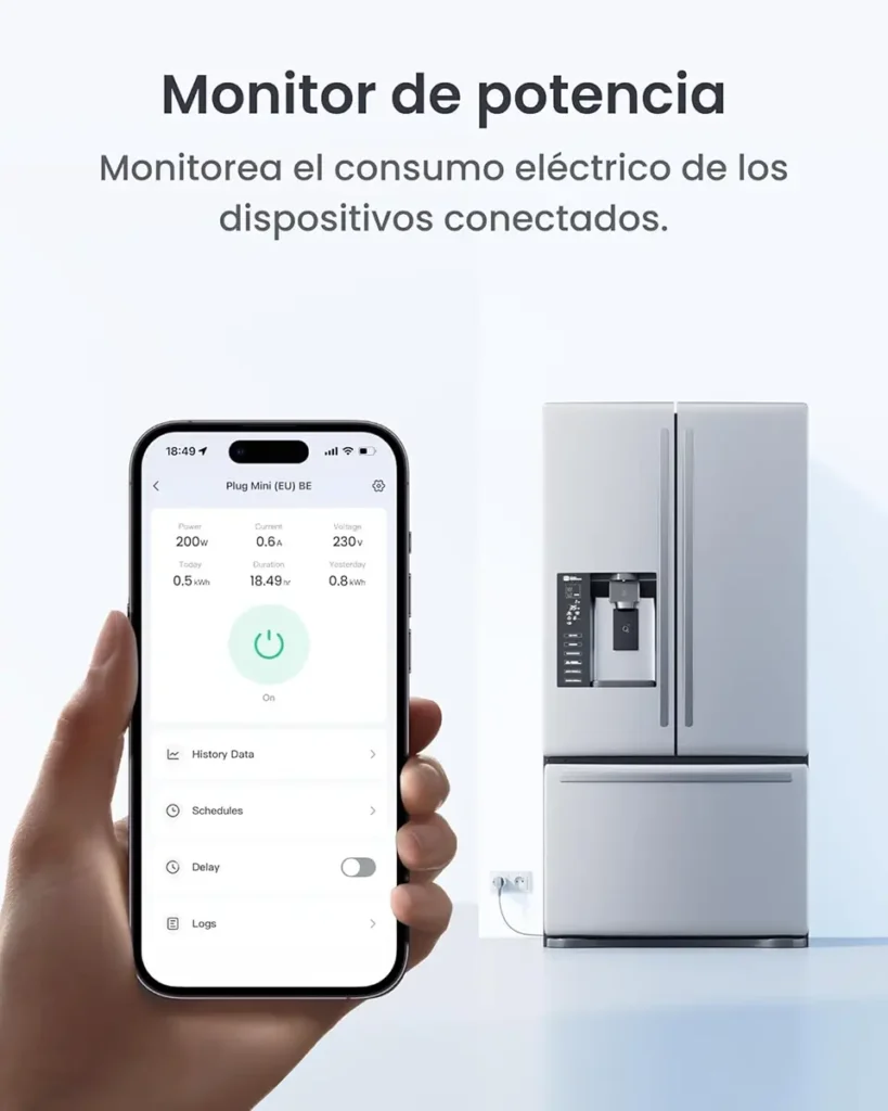 Demostración de la función de monitor de potencia del enchufe inteligente SwitchBot Plug Mini. Una persona revisa en la app el consumo eléctrico de un frigorífico conectado al dispositivo.