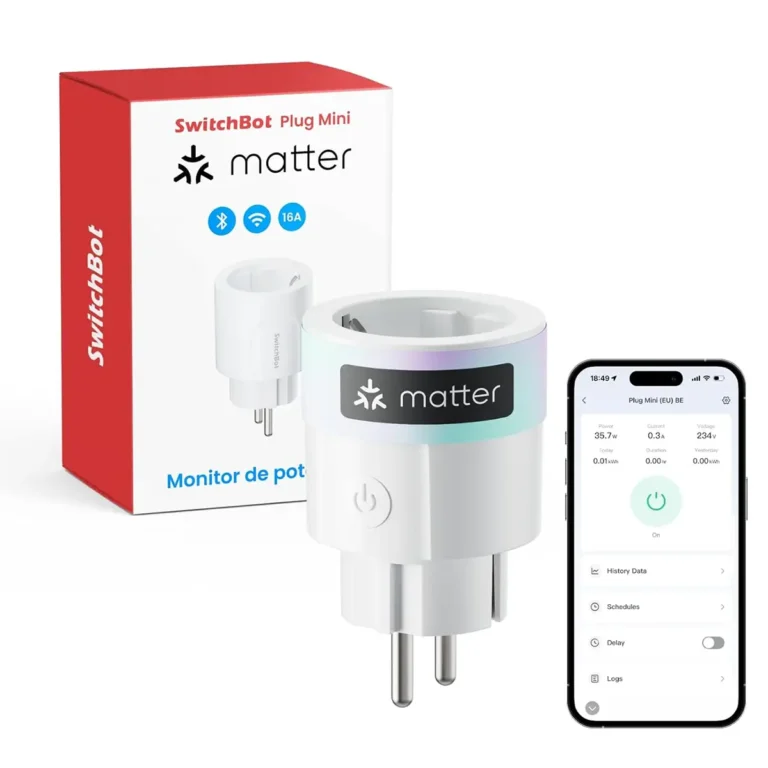 Imagen de producto del enchufe inteligente SwitchBot Plug Mini. Se muestra el dispositivo con el logo de Matter, su caja de embalaje y un smartphone que enseña la función de monitorización de energía en la app.