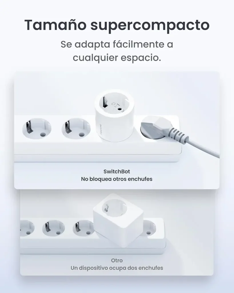 Comparativa del diseño compacto del SwitchBot Plug Mini en una regleta. La imagen muestra que no bloquea los enchufes adyacentes, a diferencia de otro enchufe inteligente más voluminoso que ocupa dos espacios.