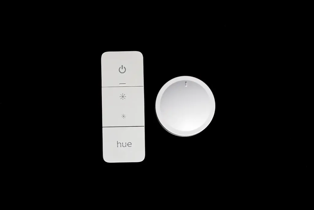 Comparativa visual del mando Philips Hue Dimmer Switch v2 y la perilla inteligente Tuya ZG-101Z/D, una alternativa económica para Home Assistant.
