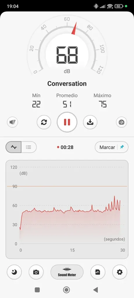Prueba de sonido del WAFTING Tracker Tag usando una app de sonómetro en Android. La pantalla muestra la medición de decibelios, con un pico máximo de 75 dB y una lectura actual de 68 dB, para comparar el volumen del localizador.