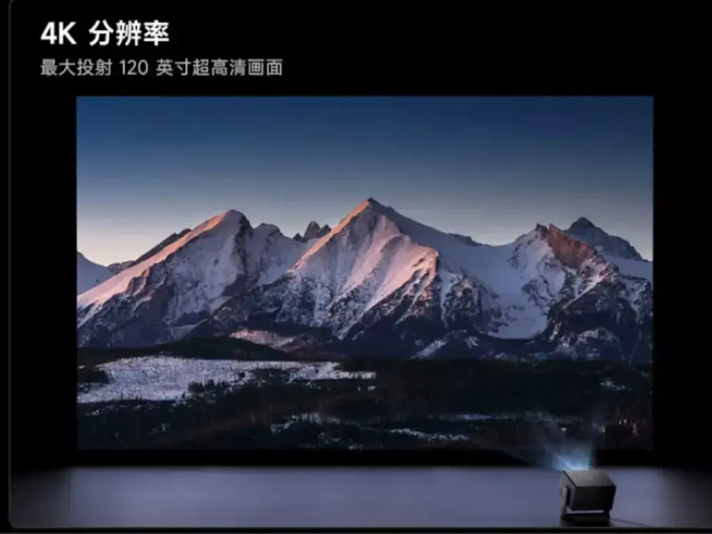 Demostración de la calidad de imagen del Xiaomi Laser Projector 3, que proyecta una nítida escena de montañas nevadas en resolución 4K sobre una pantalla de 120 pulgadas en una pared.