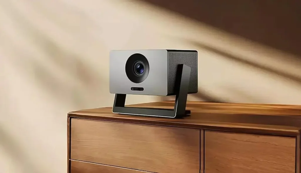 El proyector Xiaomi Laser Projector 3 en un salón, mostrando cómo su diseño compacto y minimalista se integra en la decoración al estar colocado sobre un mueble de madera.
