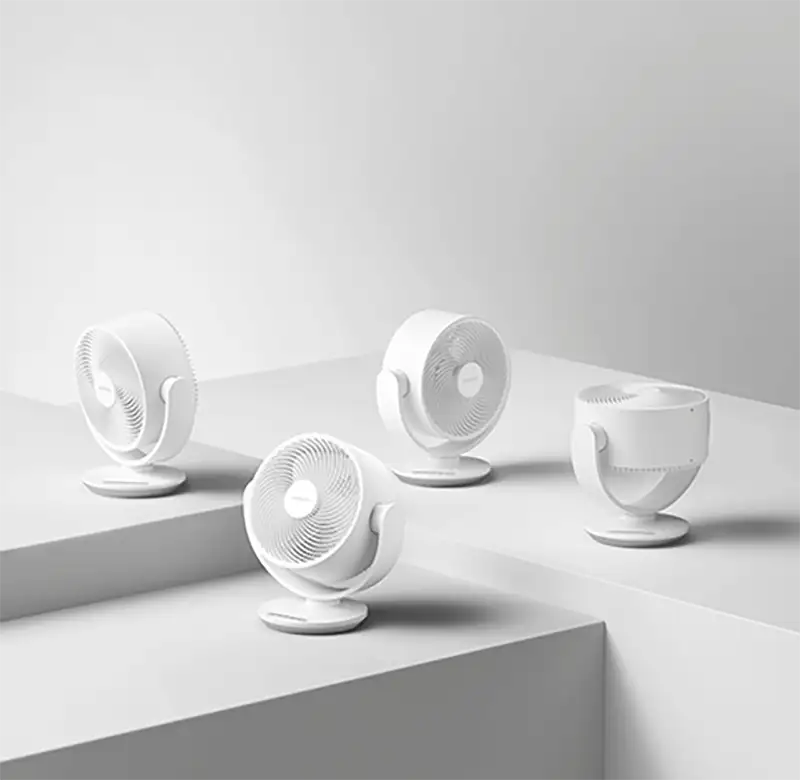 Composición de cuatro ventiladores Xiaomi Smart Desktop Air Circulation Fan mostrados desde diferentes ángulos para apreciar su diseño minimalista y compacto.