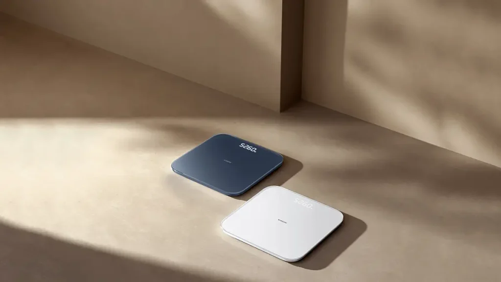 Xiaomi Smart Scale S200 en color gris oscuro y blanco. Báscula inteligente con diseño minimalista y pantalla LED para el control de peso