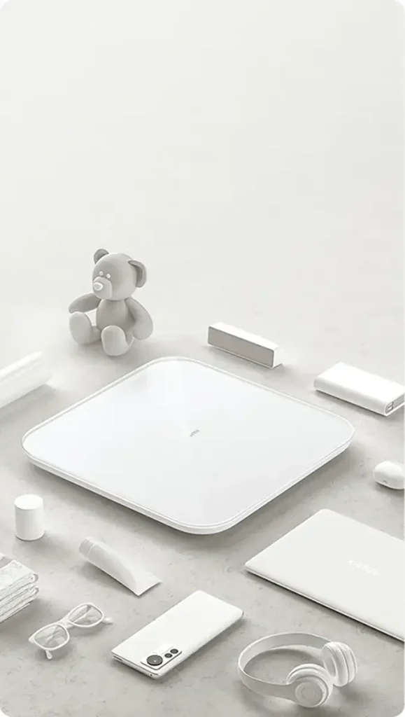 Báscula inteligente Xiaomi Smart Scale S200 en color blanco demostrando su modo para pesar objetos y bebés, representada con un osito de peluche y otros artículos de uso diario