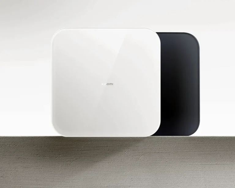 Báscula inteligente Xiaomi Smart Scale S200 en sus dos modelos de color, blanco y negro, con un diseño minimalista sobre una superficie de cemento