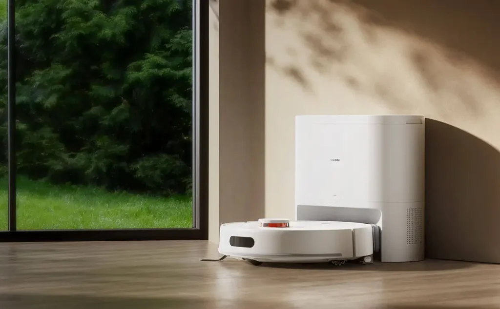 El robot aspirador Xiaomi H40 junto a su estación de carga y autovaciado, colocado en un salón luminoso con suelo de madera