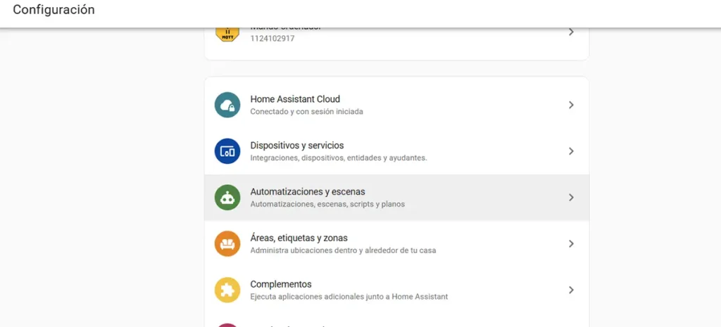 Menú de Configuración de Home Assistant mostrando cómo acceder a la sección de Automatizaciones y escenas para configurar un nuevo dispositivo.
