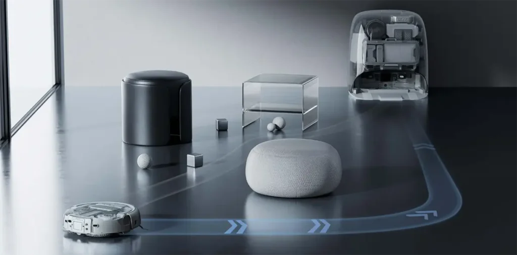 El robot aspirador DJI ROMO, con diseño transparente, demuestra su sistema de navegación inteligente y planificación de rutas al esquivar con precisión muebles y objetos pequeños en un salón moderno antes de regresar a su estación de carga.