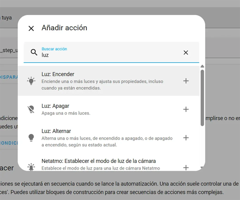 Buscando la acción 'Luz: Encender' en Home Assistant, paso necesario para poder controlar el brillo de una luz en una automatización.

