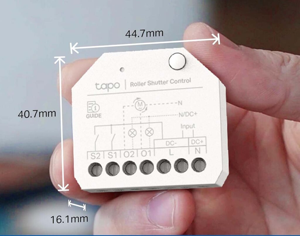 Una mano sosteniendo el relé inteligente TP-Link Tapo S112 para mostrar su tamaño compacto. La imagen tiene sobreimpresas las dimensiones exactas: 44.7 mm de ancho, 40.7 mm de alto y 16.1 mm de fondo.