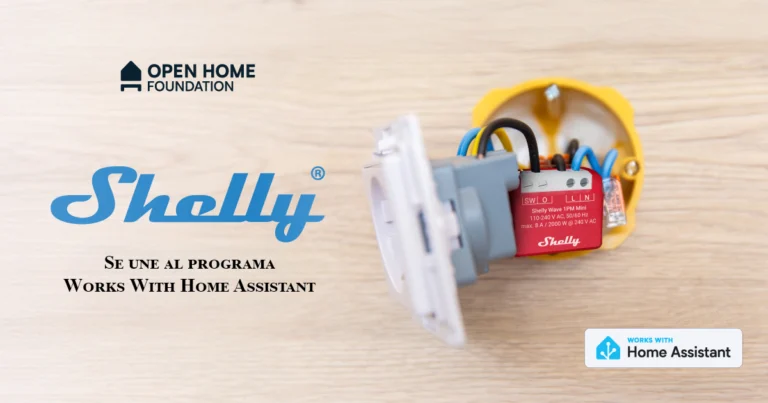 Banner promocional con el logo de Shelly y el texto "Se une al programa Works With Home Assistant". La imagen muestra un dispositivo Shelly Wave 1PM Mini instalado en una caja eléctrica amarilla detrás de un enchufe. Incluye los logos de Open Home Foundation y el sello de certificación "Works With Home Assistant"