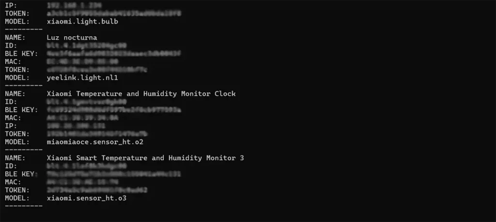 Captura de pantalla de una terminal de comandos que muestra la salida de la herramienta Xiaomi Cloud Tokens Extractor. En la lista de dispositivos, se destaca la entrada para el "Xiaomi Smart Temperature and Humidity Monitor 3", del cual se obtienen la dirección MAC, la clave BLE KEY y el TOKEN, aunque los valores están pixelados para proteger la privacidad.