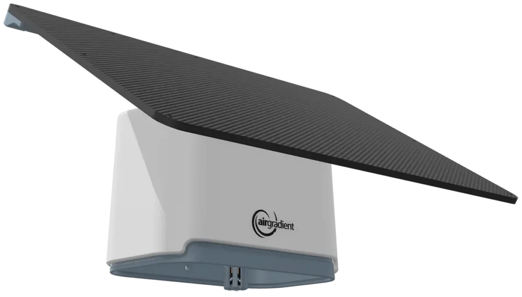 Vista detallada de la carcasa y cubierta protectora del monitor de aire exterior AirGradient Open Air. Su diseño está pensado para proteger los sensores de la intemperie y garantizar mediciones fiables para la domótica.