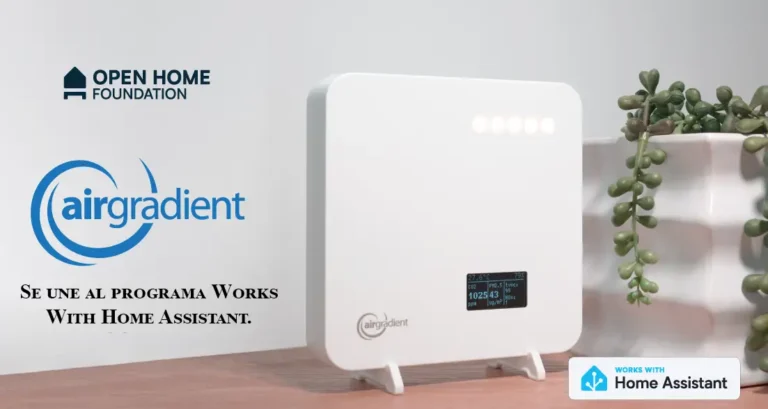 Monitor de calidad del aire AirGradient One sobre un escritorio, anunciando su integración en el programa Works with Home Assistant. Aparecen los logos de AirGradient y Open Home Foundation, destacando la compatibilidad para domótica con control local