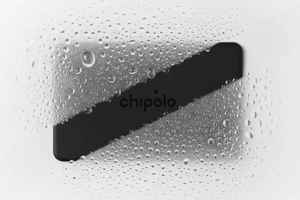 El rastreador de cartera Chipolo Card cubierto de gotas de agua, demostrando su resistencia al agua y al polvo con certificación IP67.