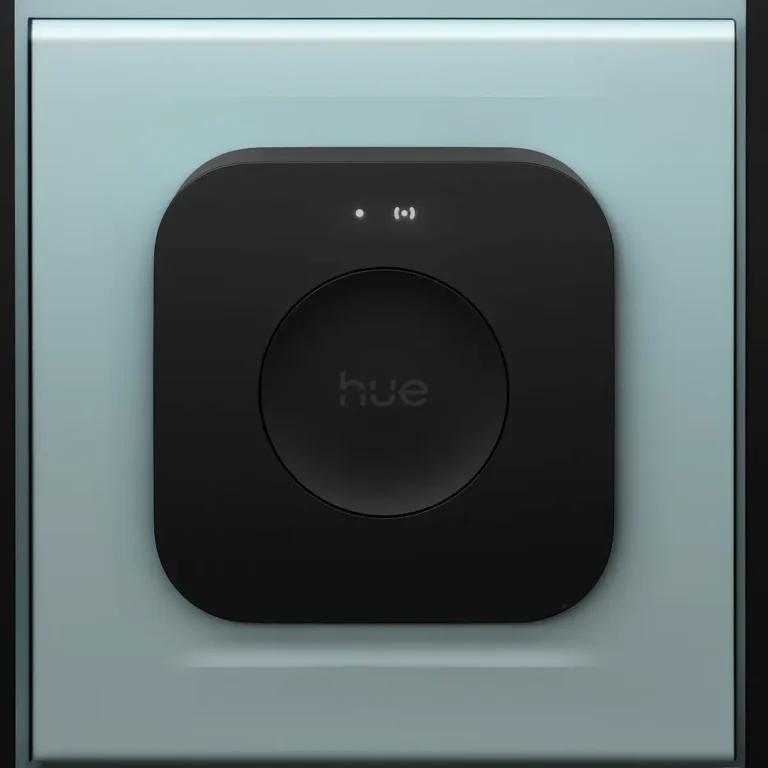 Primer plano del nuevo Philips Hue Bridge Pro en color negro, el hub de domótica para el hogar inteligente. Este dispositivo centraliza el control de hasta 150 luces Hue y cuenta con conectividad Wi-Fi y la tecnología MotionAware para la detección de movimiento.