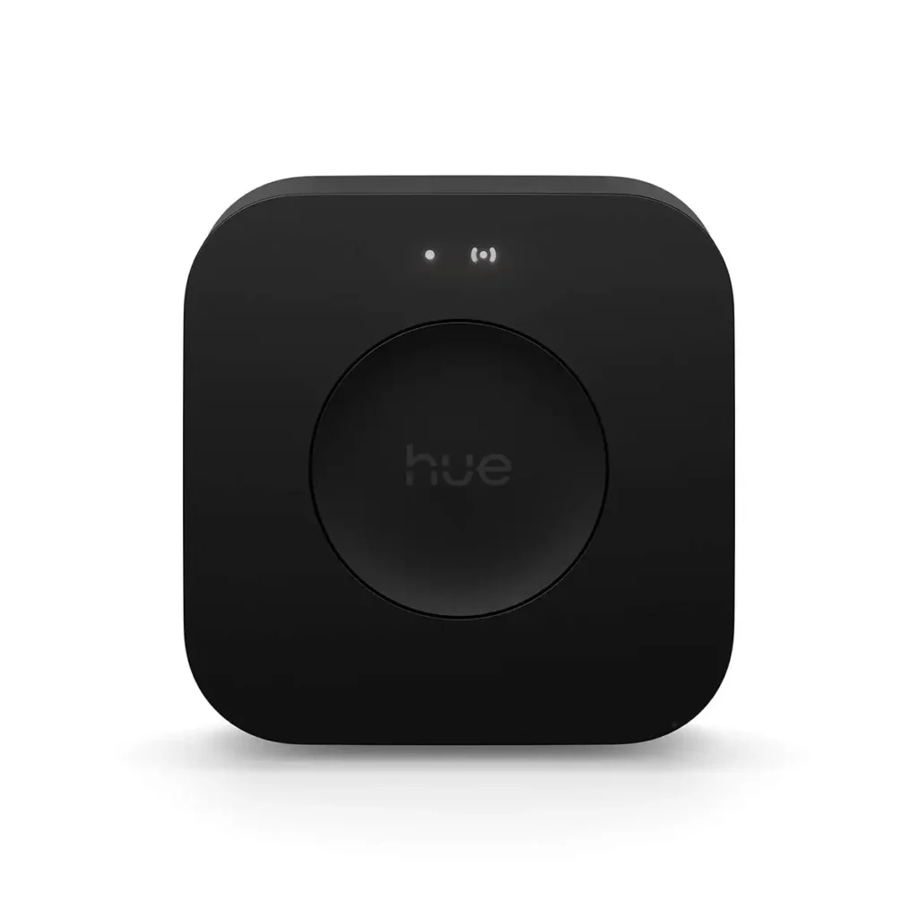 Vista frontal del Philips Hue Bridge Pro con su nuevo diseño en color negro. Este hub para el hogar inteligente centraliza el sistema de iluminación Hue y es compatible con Wi-Fi, Matter y la tecnología de detección de movimiento MotionAware.