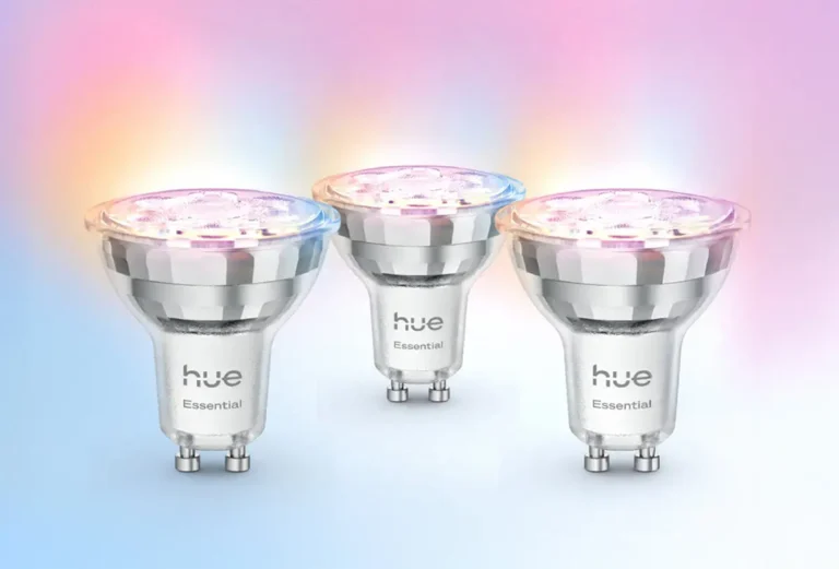 Tres focos inteligentes Philips Hue Essential con casquillo GU10, iluminados con múltiples colores para mostrar la nueva gama de entrada de iluminación inteligente.