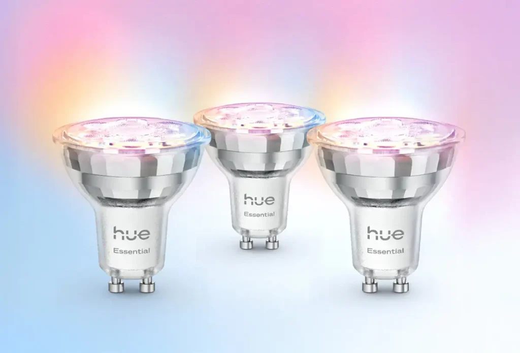 Tres focos inteligentes Philips Hue Essential con casquillo GU10, iluminados con múltiples colores para mostrar su capacidad de crear ambientes.