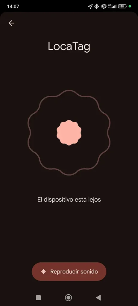 Interfaz de búsqueda cercana del localizador RHS Track Tag en la app Encontrar mi dispositivo (Find Hub). La pantalla muestra el guiado por proximidad para un tag BLE, indicando 'El dispositivo está lejos' y el botón para 'Reproducir sonido