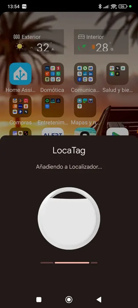 Proceso de instalación del localizador RSH Track Tag en un móvil Android. La captura muestra la pantalla 'Añadiendo a Localizador', que aparece al detectar el smart tag para vincularlo con la red Encontrar mi dispositivo de Google (Find Hub)