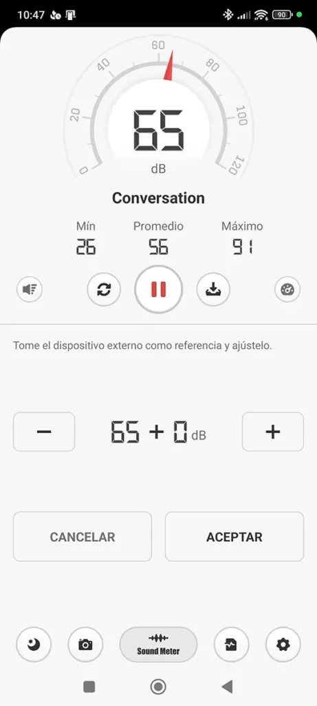 Prueba de sonido del localizador RSH Track Tag usando una app de sonómetro en Android. La pantalla muestra una medición de 65 decibelios (dB), un dato clave para la comparativa de volumen en este análisis de localizadores Bluetooth