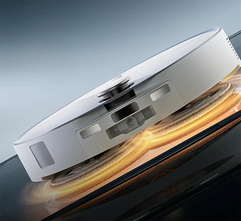 Robot aspirador y trapeador Roborock P20 Ultra Plus limpiando un suelo oscuro. Sus mopas giratorias dobles brillan con un efecto de calor, ilustrando su tecnología de fregado a 60 °C para una limpieza profunda.