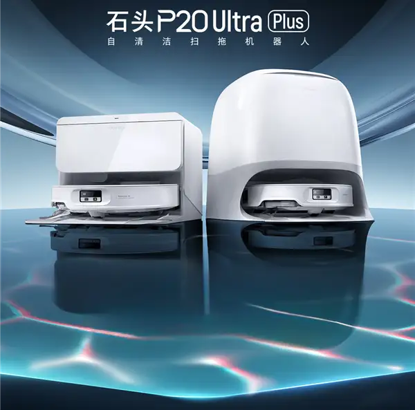 Las dos versiones del robot aspirador Roborock P20 Ultra Plus con sus bases de autolimpieza. A la izquierda, el modelo con depósito de agua, y a la derecha, el modelo con conexión directa a la toma de agua, ambos en blanco sobre una superficie reflectante.