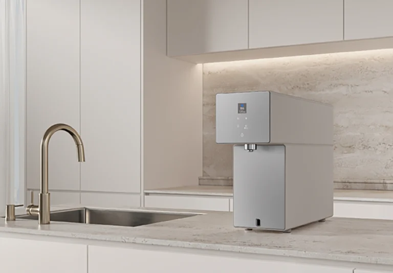 Purificador de agua Samsung Bespoke AI Water Purifier Countertop en color gris, instalado sobre la encimera de una cocina moderna y minimalista.