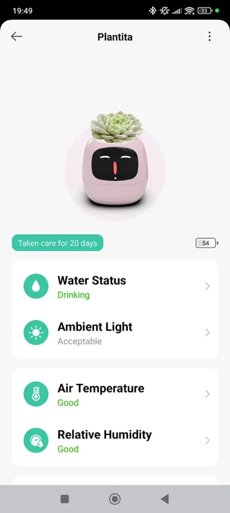 Captura de pantalla de la aplicación del Ivy Smart Plant mostrando el panel de estado en tiempo real, con los datos del sensor de agua, luz ambiental, temperatura y humedad. La app también muestra el nivel de batería y una animación del macetero.
