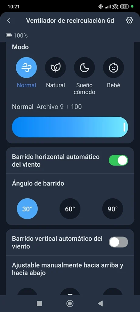Captura de pantalla de la aplicación SwitchBot en español controlando el ventilador inteligente. Se muestran los cuatro modos de funcionamiento (Normal, Natural, Sueño cómodo, Bebé), el ajuste de velocidad, y los controles detallados para la oscilación horizontal y vertical, incluyendo la selección del ángulo de barrido (30°, 60°, 90°)