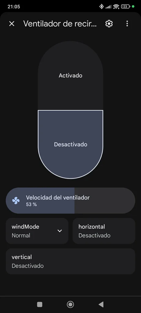 Captura de pantalla de la integración del ventilador SwitchBot en la app Google Home. Se muestra la interfaz con controles para activar/desactivar, ajustar la velocidad del ventilador en porcentaje, seleccionar el modo de viento (windMode) y controlar la oscilación horizontal y vertical.