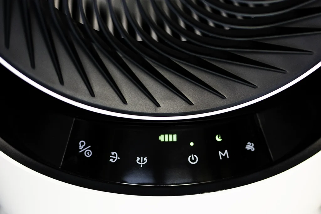 Panel de control táctil del ventilador inteligente SwitchBot Battery Circulator Fan. Se aprecian los iconos iluminados para el nivel de batería, encendido, modos de uso, y las funciones de oscilación horizontal y vertical sobre la base negra del dispositivo.