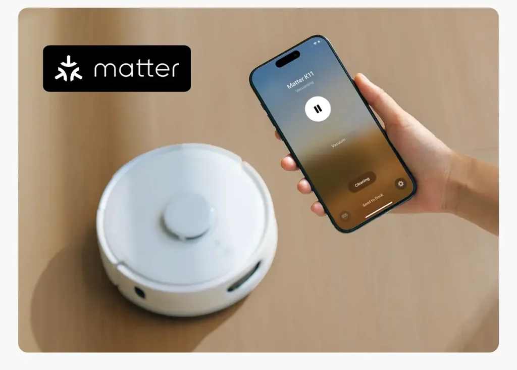 Controla tu robot aspirador SwitchBot K11+ de forma nativa con Matter. La imagen muestra lo fácil que es iniciar, pausar o enviar a la base al robot directamente desde tu móvil sin necesidad de una app separada.
