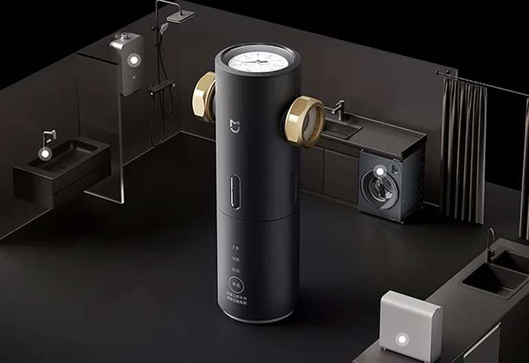 Prefiltro de agua Xiaomi Mijia Pre-Filter Pro instalado en un hogar, mostrando cómo filtra el agua para proteger la lavadora, la ducha y los grifos.